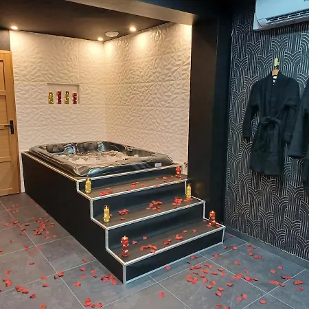 Sweety's Eden Jacuzzi - Privé Sauna Cinéma Jardin - Terrasse Centre-ville *