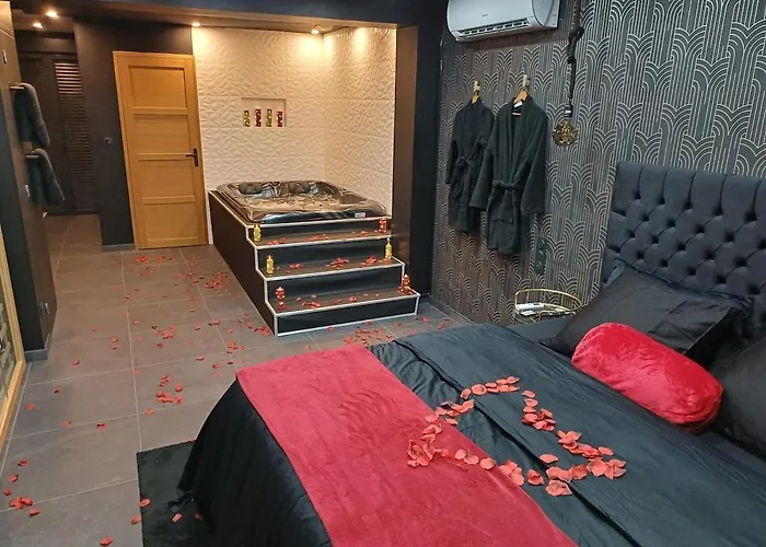 Sweety's Eden Jacuzzi - Jacuzzi Prive Sauna Cinema Jardin - Terrasse Centre-ville فيلة *